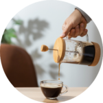 Café prensado siendo servido en la taza