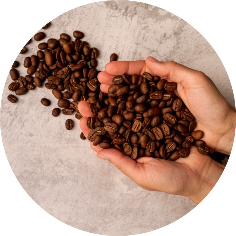 Manos con granos de café