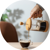 Café prensado siendo servido en la taza